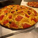 ...fatto con farina di semola, lievito, acqua e olio al quale si aggiungono pomodori, origano e olive